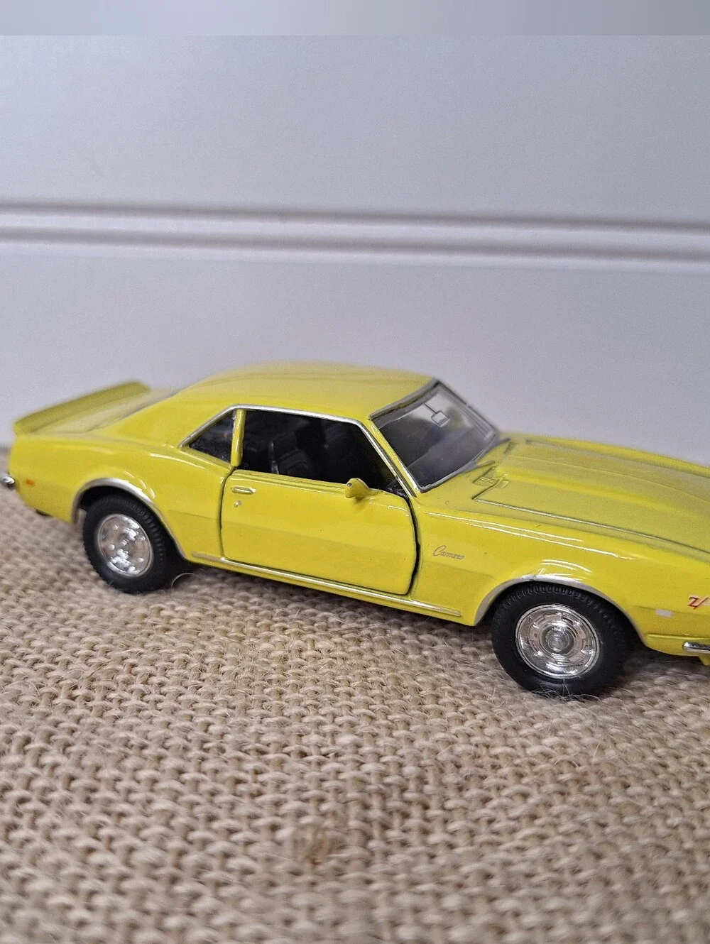 Lot Of 2 1968 Chevrolet Camaro Z28. Welly Die Cast Cars 1/36 Scale